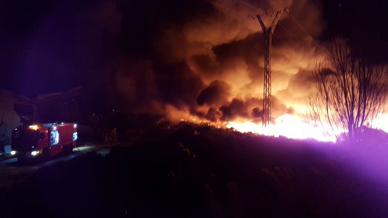 Les flames han cremat arbustos i matolls que es trobaven propers a la fà brica