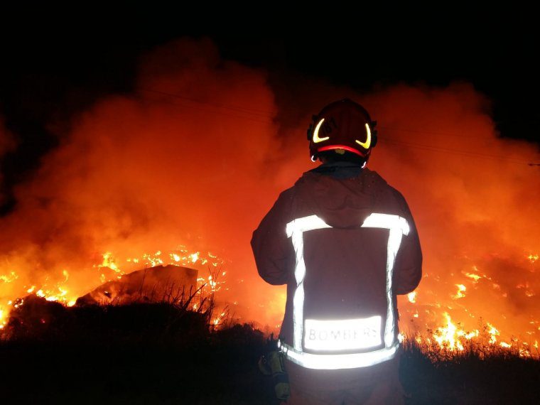 Les flames han cremat arbustos i matolls que es trobaven propers a la fà brica