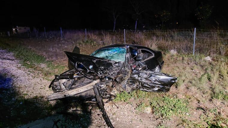 Un cotxe destrossat després d'un accident