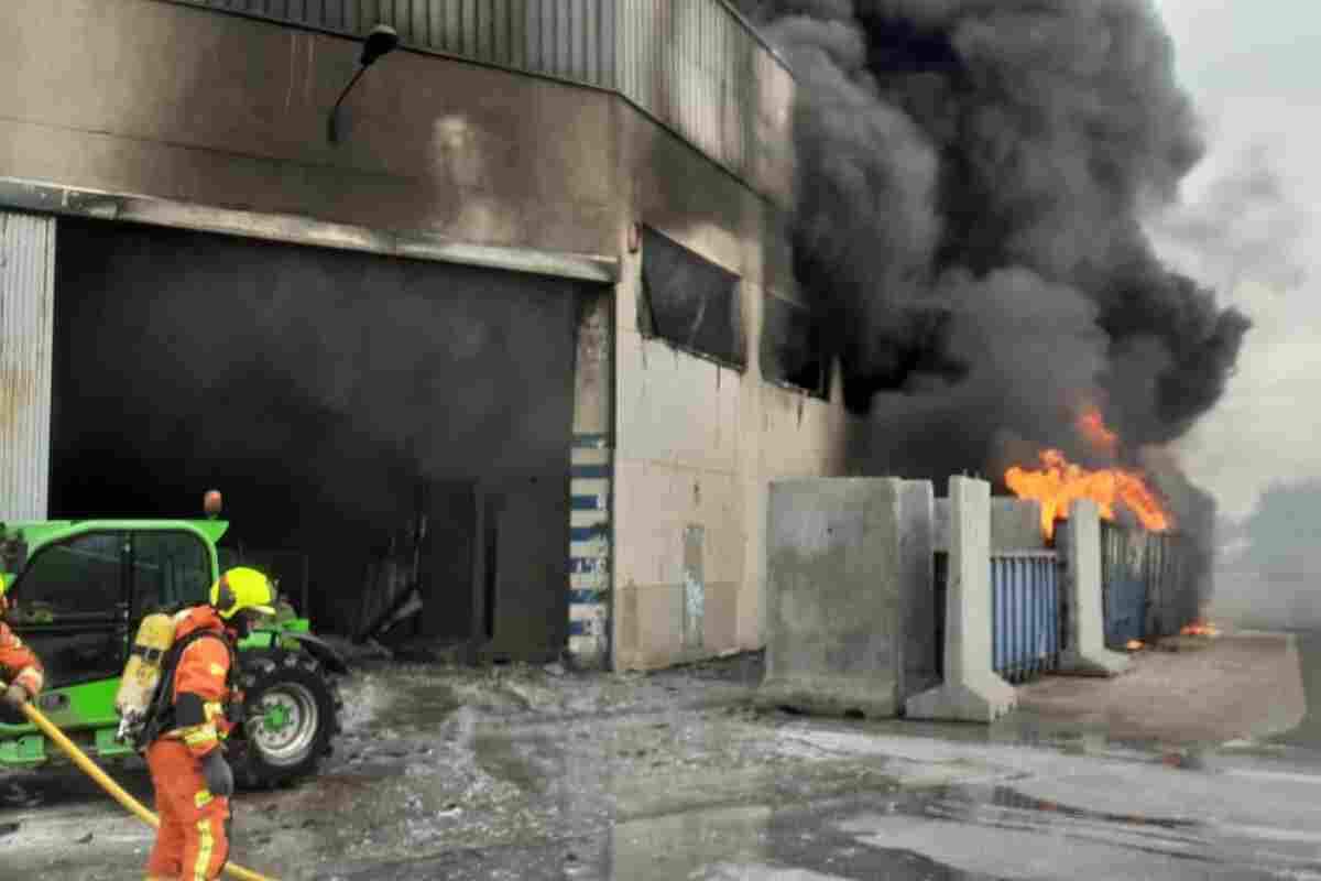 Bombers en l'extinció d'un incendi en una fà brica d'Aldaia