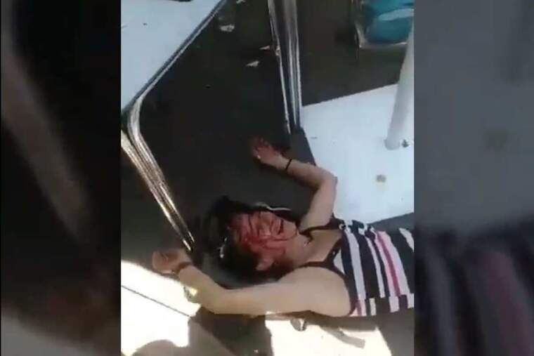 VÃctima de l'agressió de Chella, amb un bassal de sang