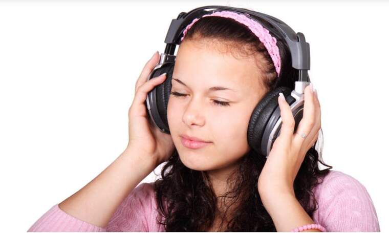 Xica amb auriculars