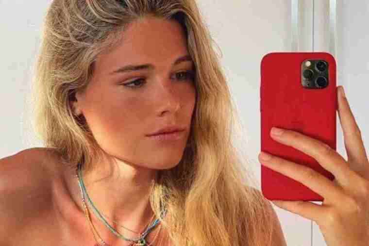 Ana Soria, nÃºvia d'Enrique Ponce, fent-se un selfie
