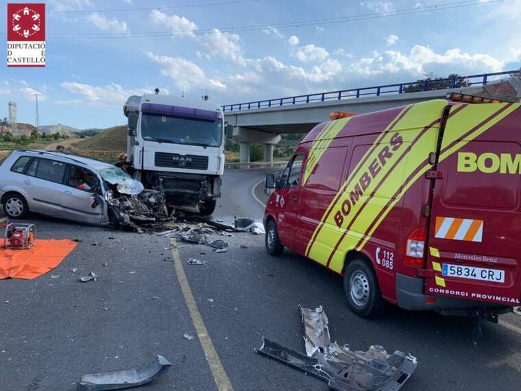 Un cotxe xoca contra un camiÃ³ a Morella