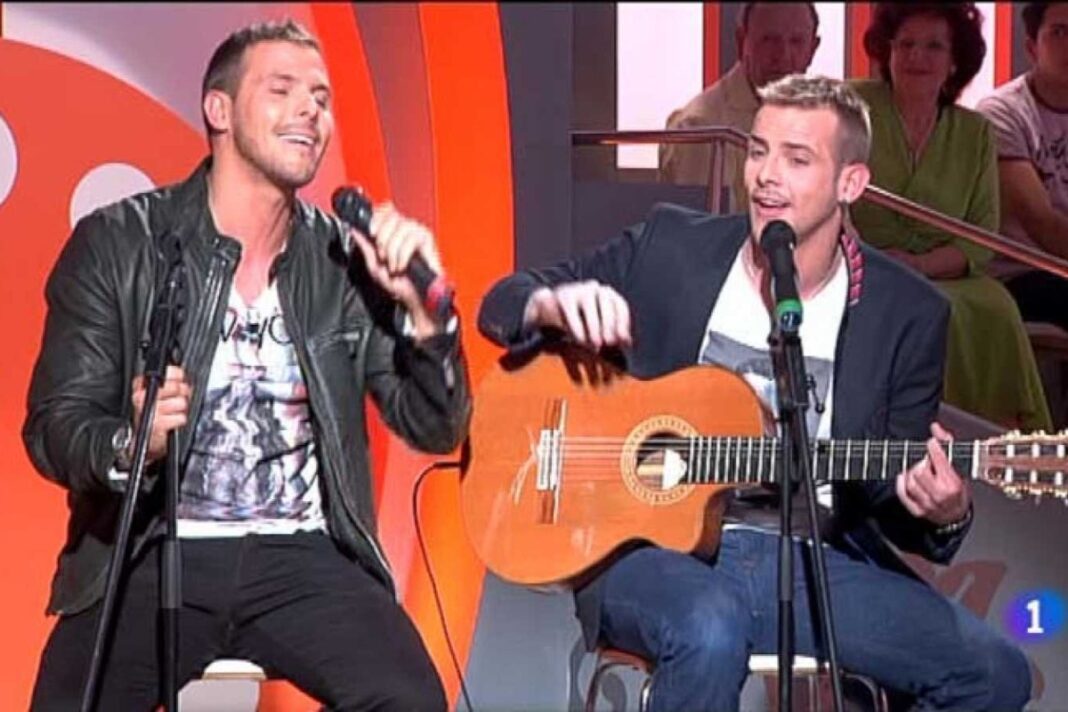 Àlex Casademunt, a la guitarra, cantant amb el seu germà Joan al programa de TVE ‘Tenemos que hablar’ l’any 2013