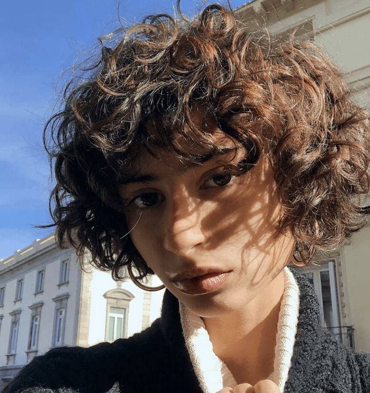 Ana Arto llueix un serrell ondulat i desenfadat amb un tall de cabell d'estil 'pixie'