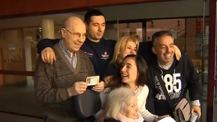 Imagen de unos familiares junto a uno de los agraciados