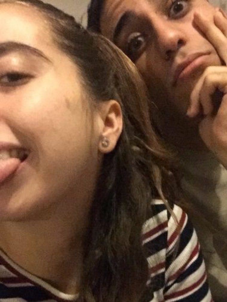Imagen de ANdrea Janeiro junto a su amigo Isma