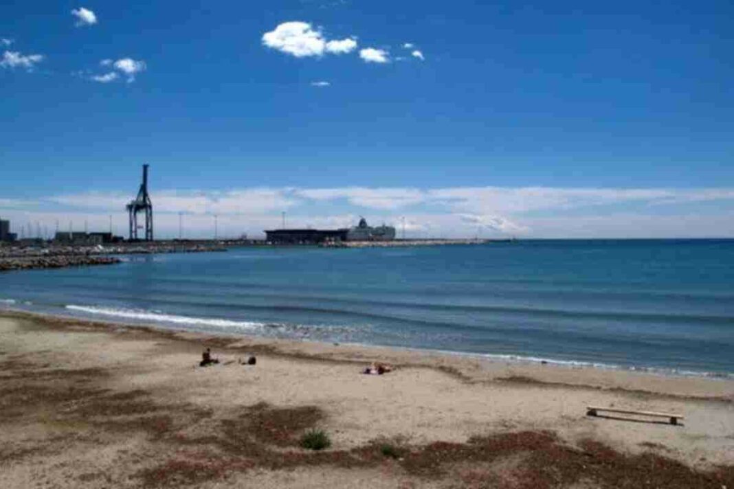 El bany està prohibit en la 'platja' de Sant Gabriel