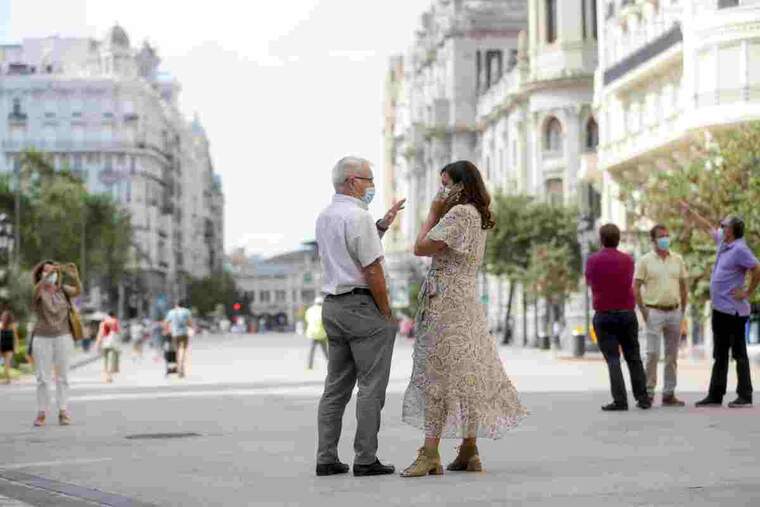 Imatge de Joan Ribó i Sandra Gómez en la plaça de l'Ajuntament de València