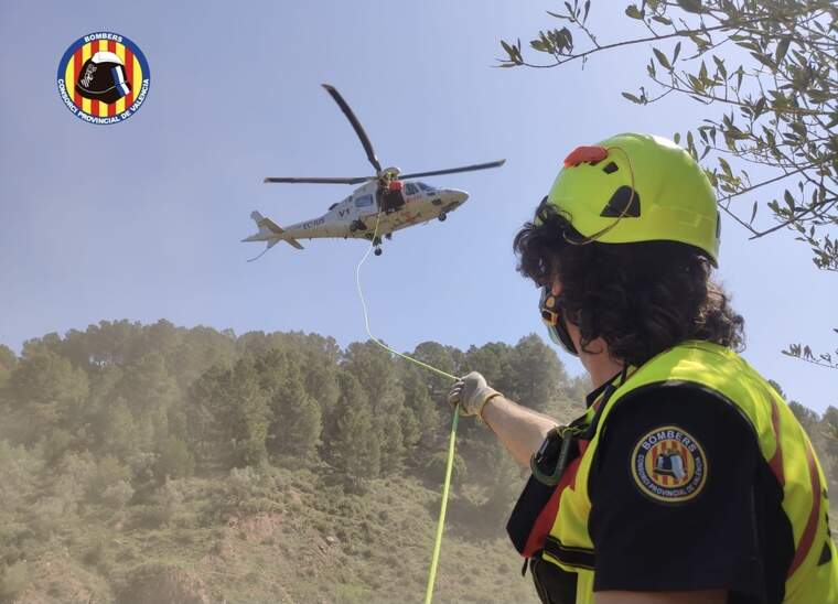 Bomber ajudant a baixar a l'helicÃ²pter