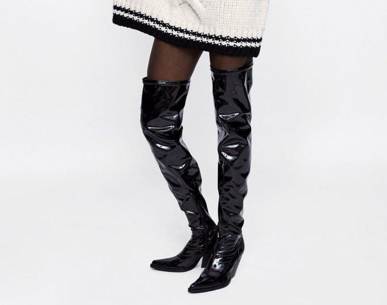 Las botas 'cowboy' XXL de charol negro de Zara
