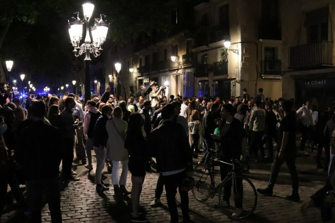 Els 'botellons' han marcat la nit a Barcelona.