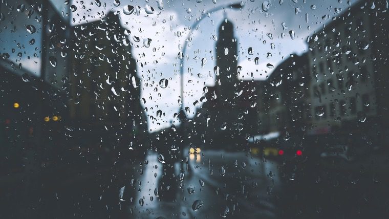 Imatge d'uns vidres amb gotes a causa de la pluja