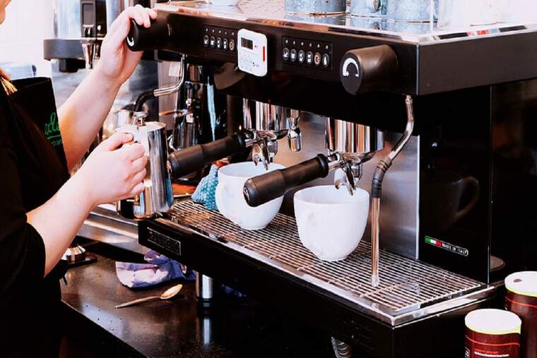 Camarera fent un café