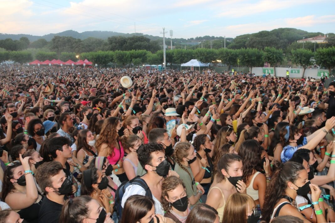 Assistents amb mascareta al festival Canet Rock 2021