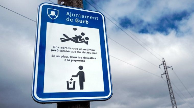 Cartell de l'Ajuntament de Gurb on demana als ciutadans que no embrutin si mantenen relacions sexuals a l'aire lliure