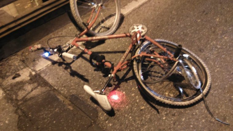El conductor del vehículo se dio a la fuga tras arrollar al ciclista