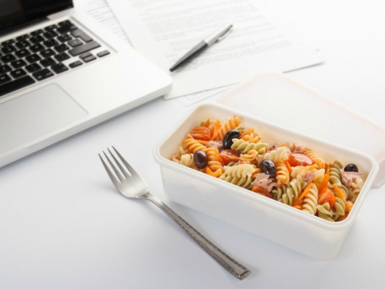 Muchos espaÃ±oles llevan la comida al trabajo en un 'tupper' que luego recalientan junto a la comida