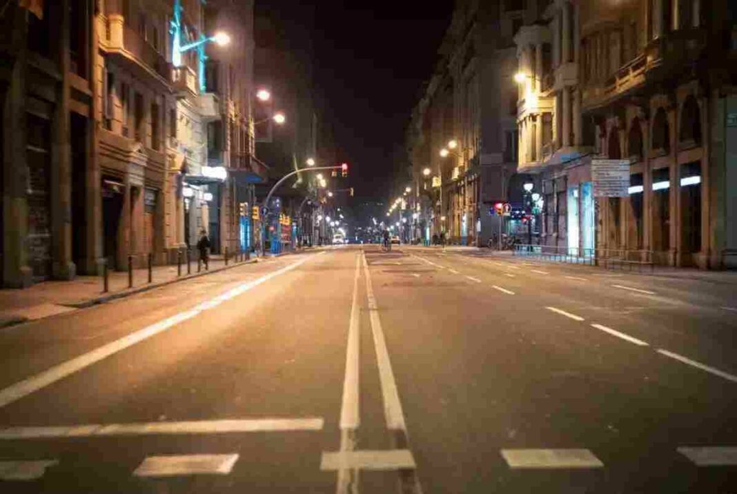 Imatge d'arxiu d'un carrer completament buit a causa del confinament