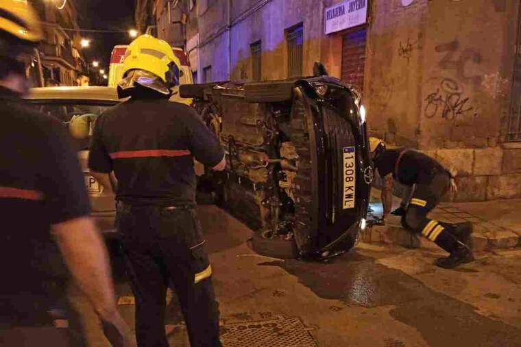 Cotxe bolcat en el barri de la Florida Alta en Alacant