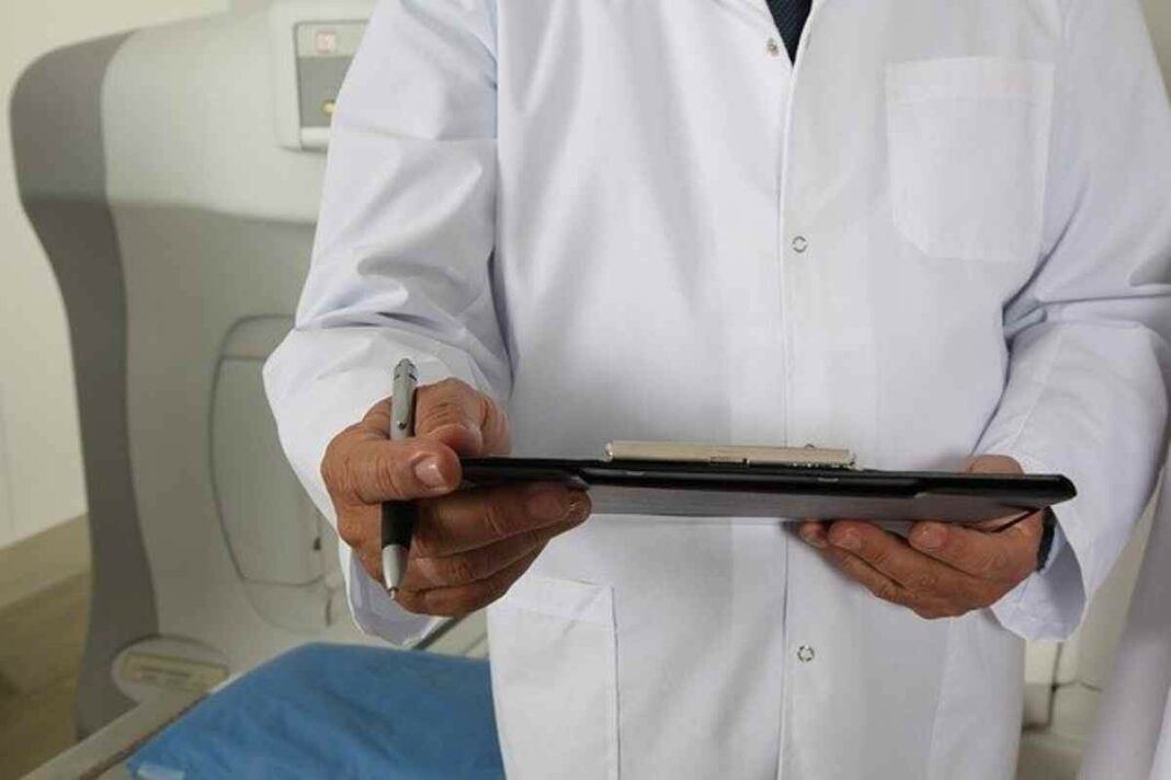 L'agressor va amenaçar en tallar el coll al metge