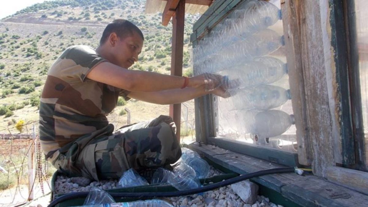 Un casco azul de las Naciones Unidas construye el Eco-cooler en el LÃ­bano