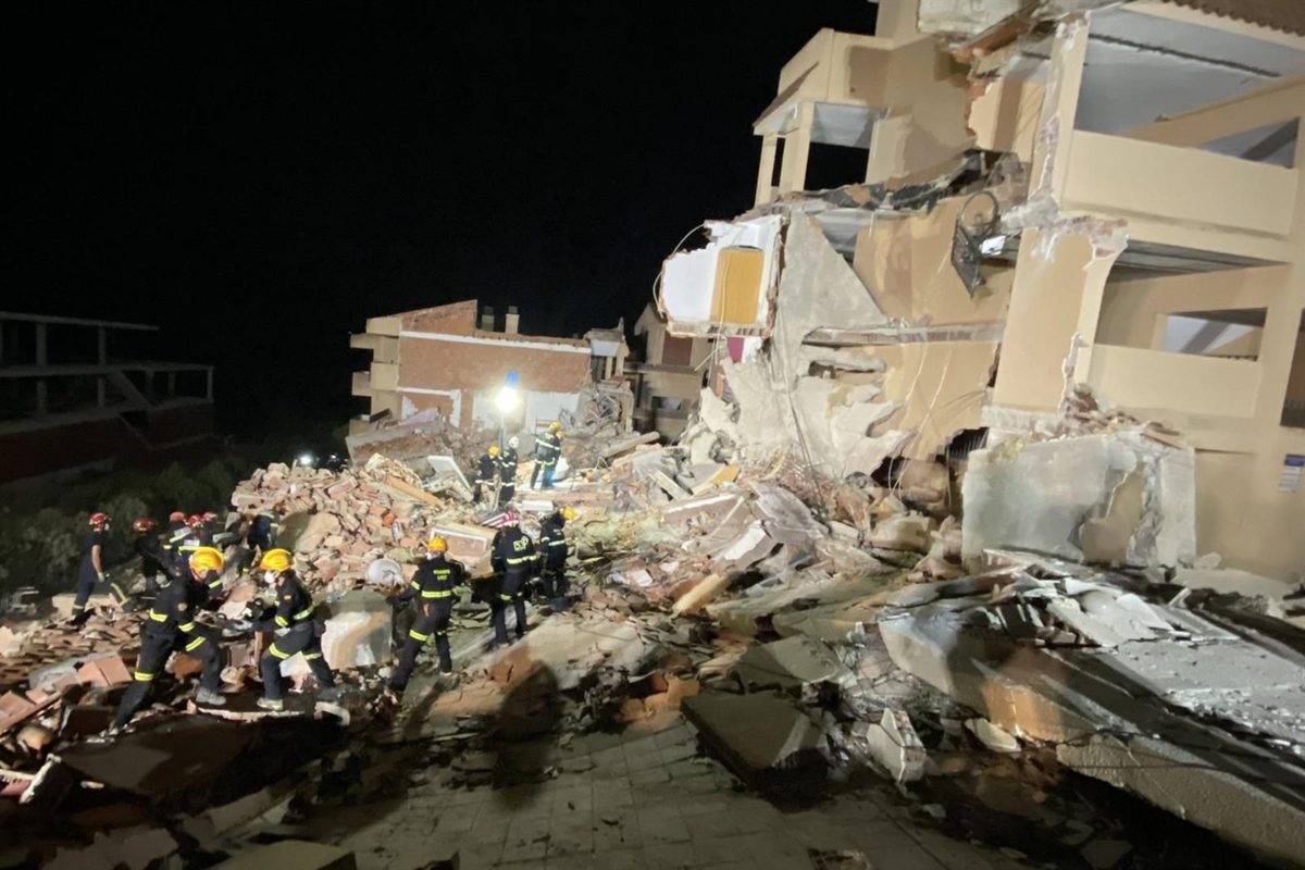 Pla general dels cossos d'emergÃ¨ncia treballant a l'edifici ensorrat