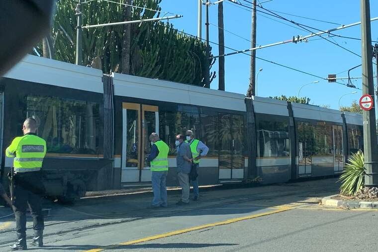 Restablerta la circulació de les línies 4 i 6 del tramvia després de romandre tallada 5 hores per un descarrilament