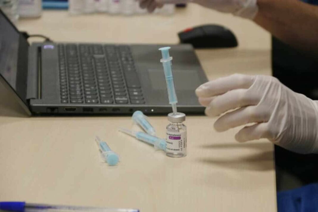 El Comitè de Bioètica avala que els menors de 60 puguin escollir la segona dosi d'AstraZeneca signant un consentiment