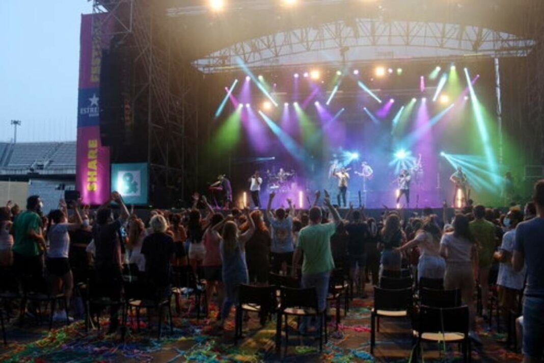 La Pegatina converteix en una festa el seu concert a l'Estadi Olímpic davant de 1.500 persones