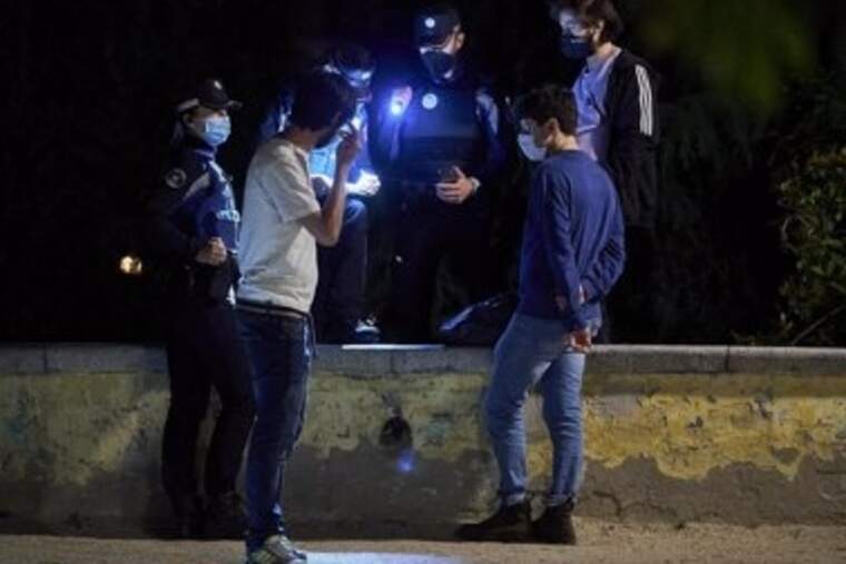 Dos agressions sexuals, 10 comes etílics i 55 detinguts en un macrobotelló al parc de l'Oest de Madrid