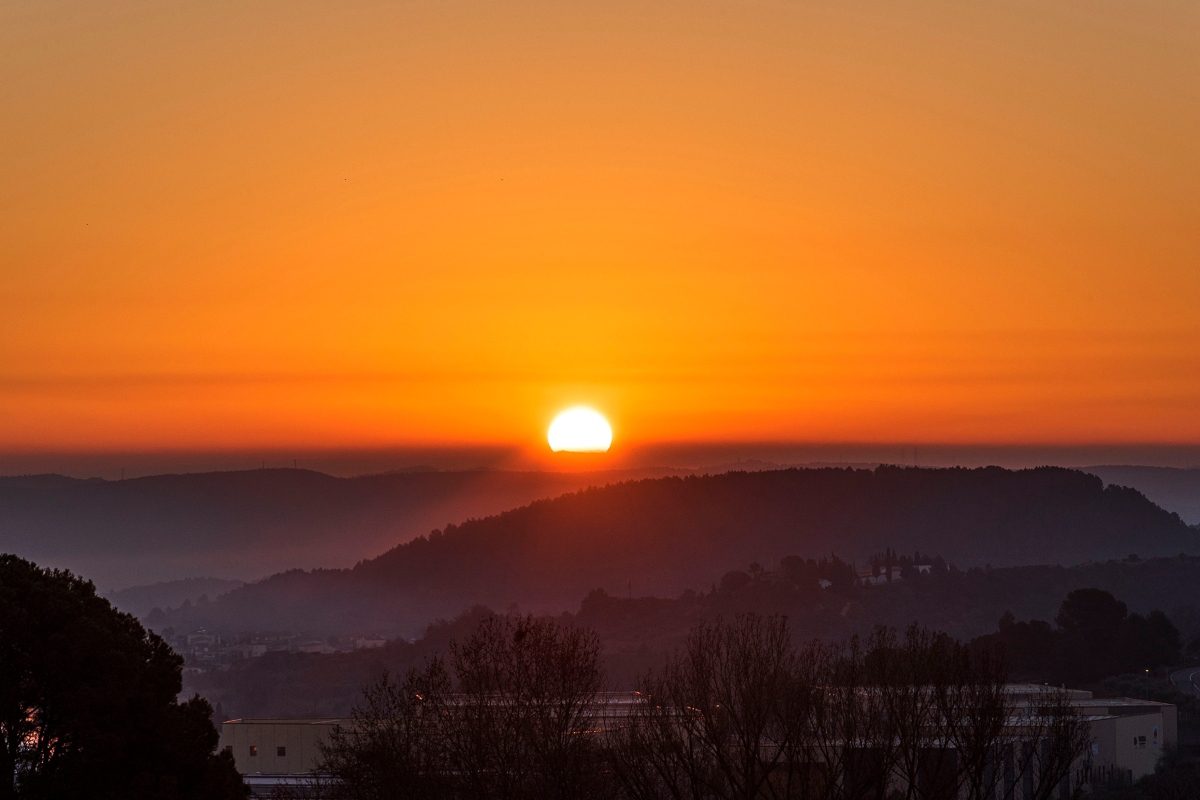 Imatge d'una sortida de sol a Sant QuintÃ­ de Mediona, Alt PenedÃ¨s