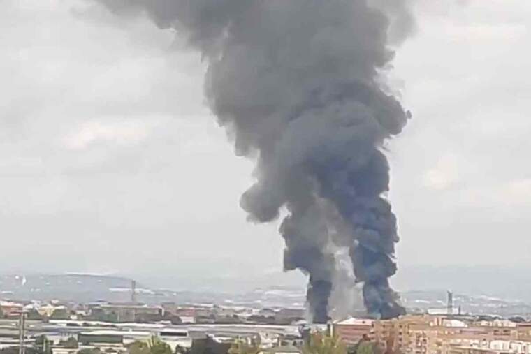Enorme columna de fum d'un incendi en el polÃgon entre Aldaia i Xirivella (València) vista des de Xirivella