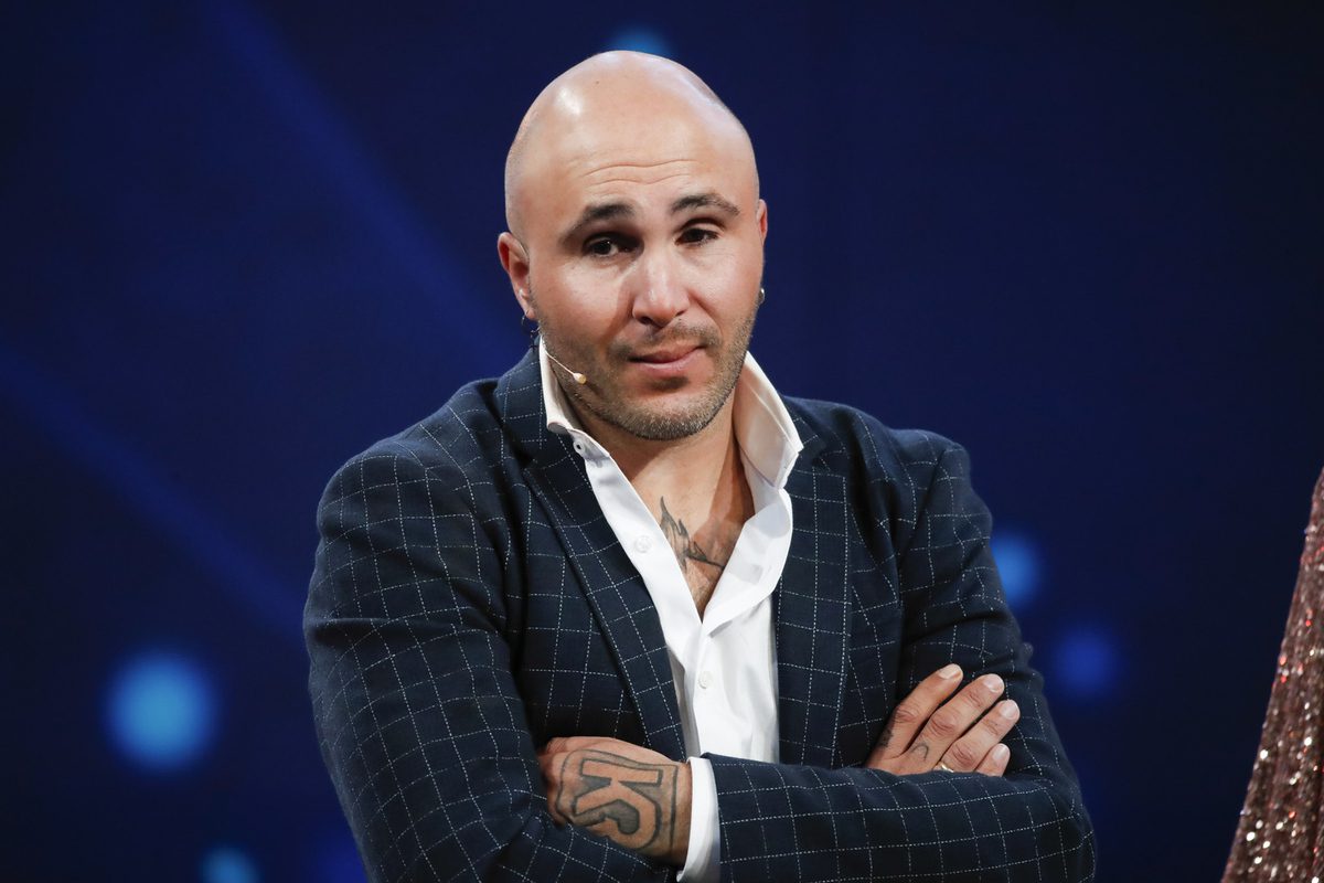 Kiko Rivera amb els braÃ§os plegats, vestit amb una americana i camisa