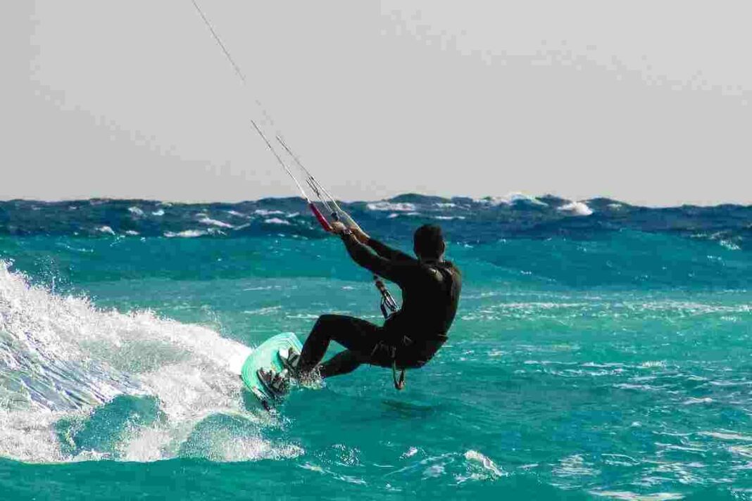 L'home estava fent kitesurf quan ha parat el vent i ha perdut el control