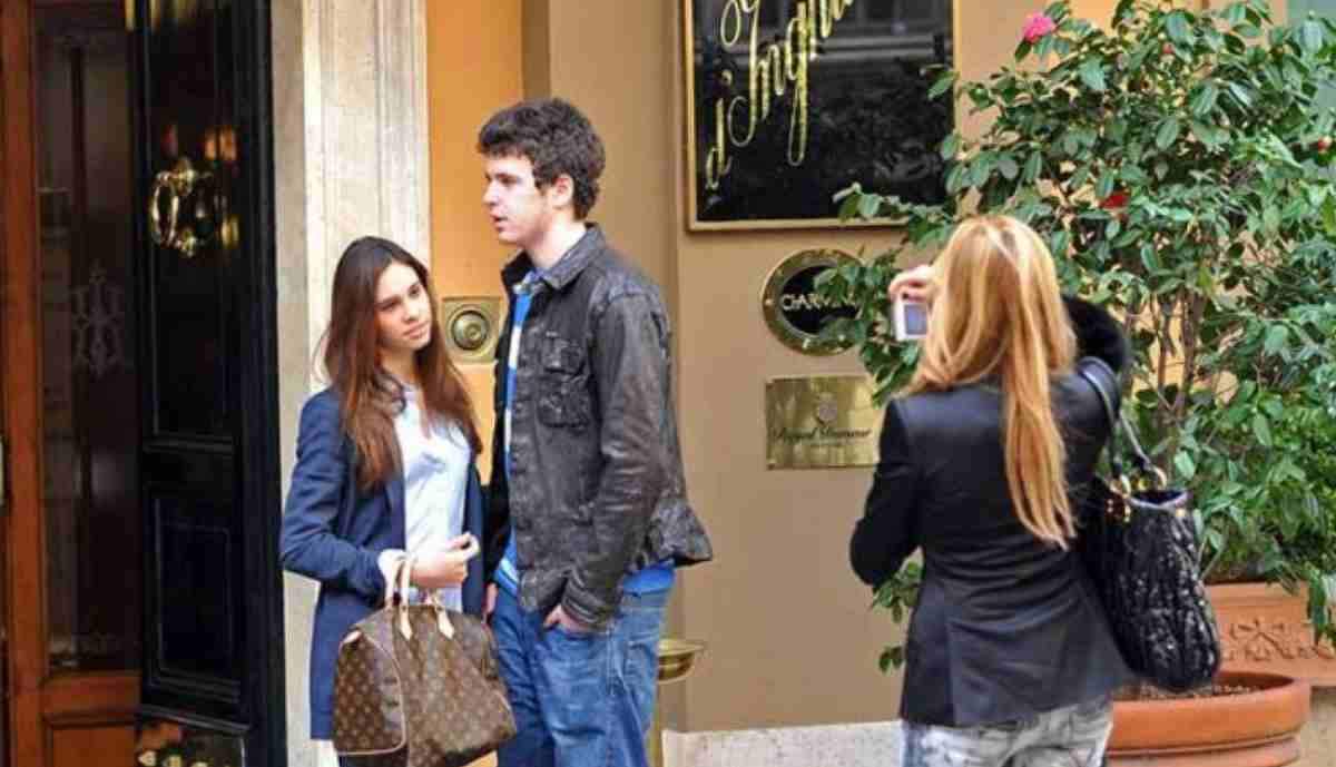 Ana ObregÃ³n amb el mÃ²bil a la mÃ  fent una fotografia a Ãlex