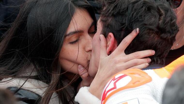 Marc Márquez i LucÃa Rivera es besen apassionadament