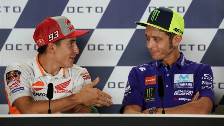 Moment en el qual Marc Márquez intenta saludar Valentino Rossi