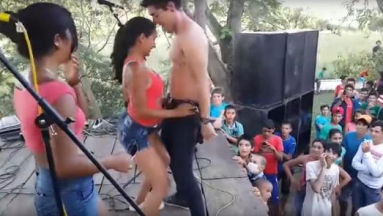 Imagen de Nahuel Sachak haciendo de stripper