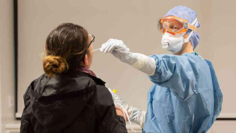 Una professional sanitària agafa una mostra per fer una prova de coronavirus a l'Hospital Clínic.