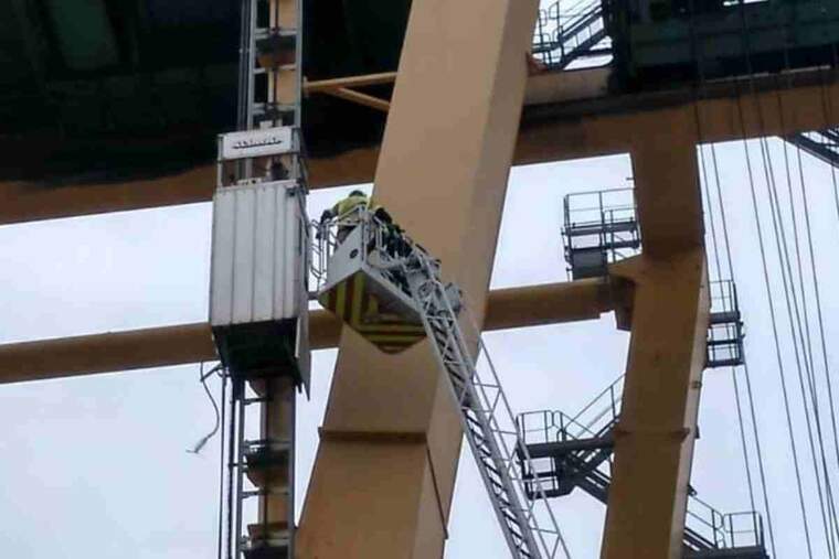 Ha quedat atrapat a 27 metres d'altura