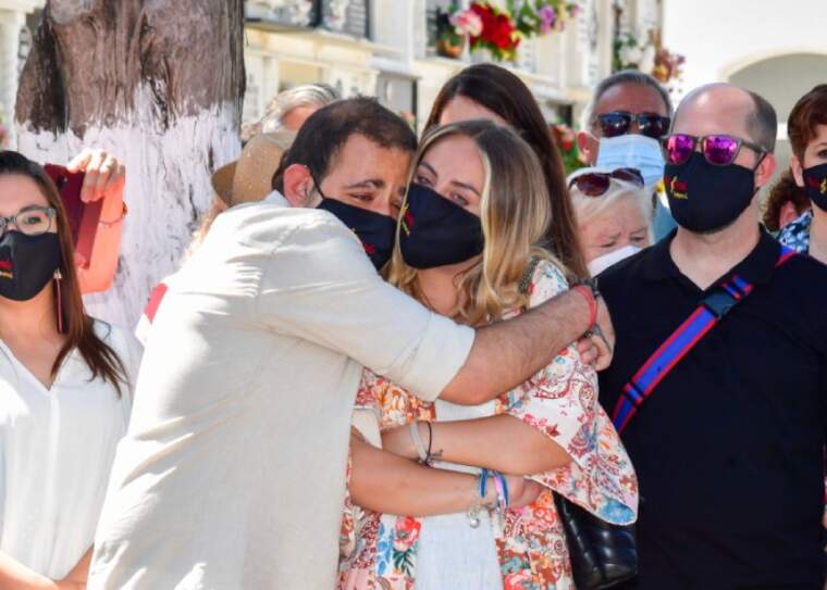 David Flores abraçat a la seua germana RocÃo Flores en l'homenatge a RocÃo Jurado
