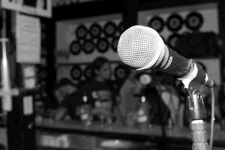 Imatge en blanc i negre d'un micròfon en un bar
