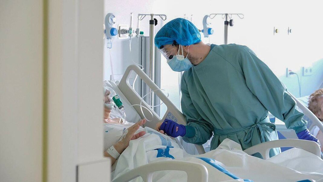 Un professional sanitari atén un pacient