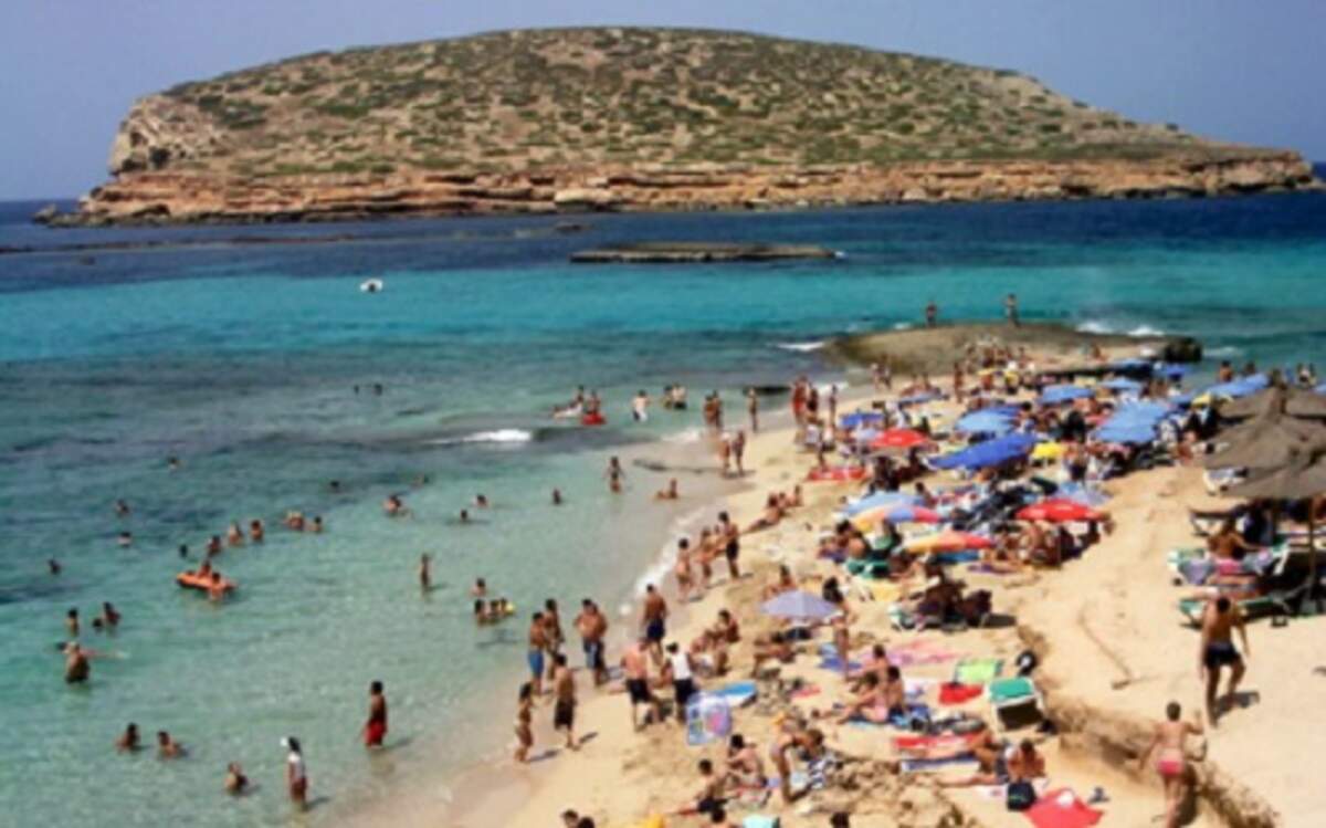 Turistes prenent el sol
