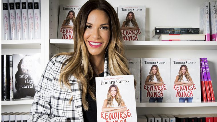 La model presentant el seu últim llibre