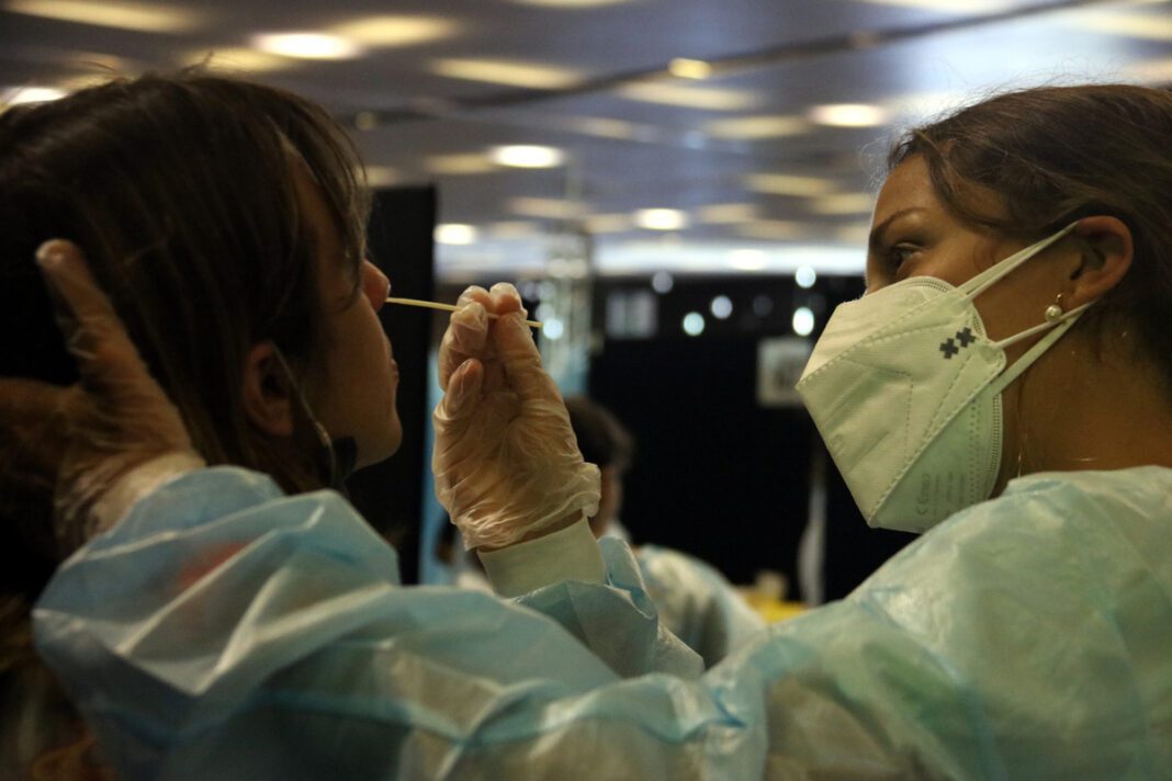 Una persona sotmetent-se al test d'antígens abans d'entrar al Cruïlla