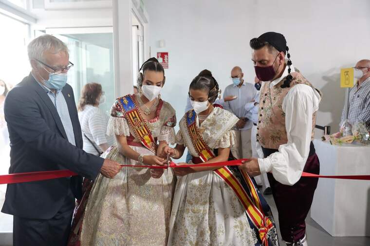 RibÃ³ amb les Falleres Majors de ValÃ¨ncia inaugurant l'exposiciÃ³ del ninot|Imatge: JCF