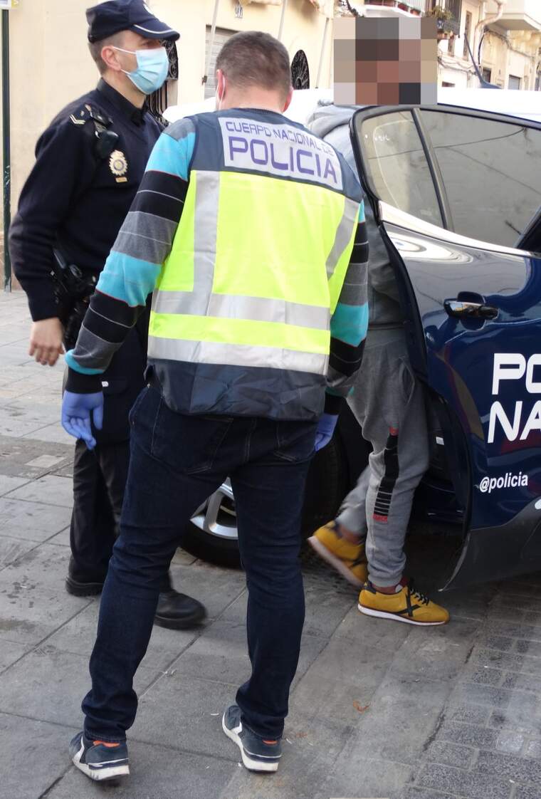 Policia Nacional de València en el carrer, pujant al cotxe als detinguts